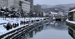 北海道電車撞擊轎車！5中國遊客急送醫 300旅客行程大延誤